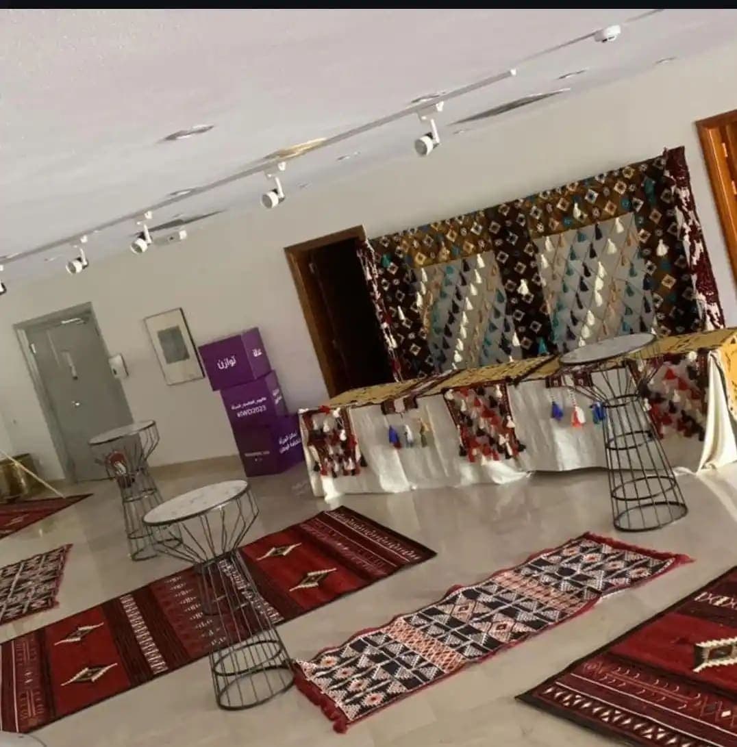 قهوجي حفلات زفاف يقدم ضيافة قهوة عربية فاخرة